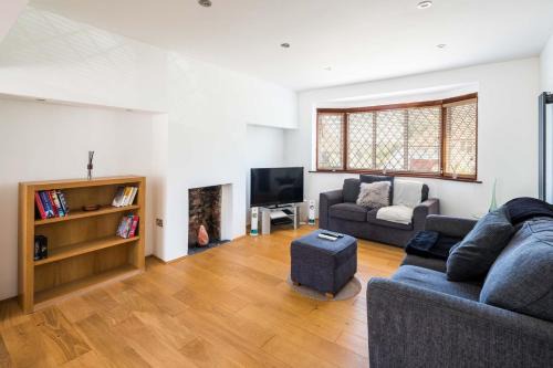 Knight's Hill Casa | Elegant 2BD House with Garden and Decked Patio