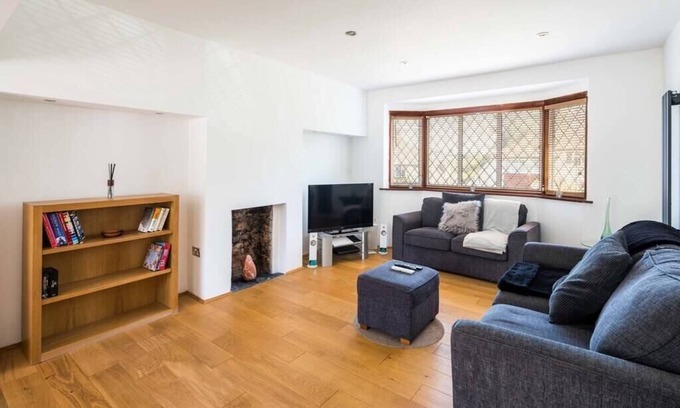 Knight's Hill Casa | Elegant 2BD House with Garden and Decked Patio