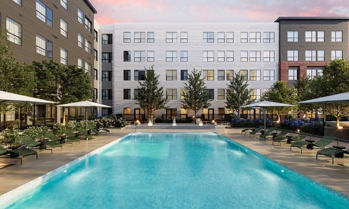 Everett Apartamento | Elegant 2BR - 2BA Oasis with Pool & Gym