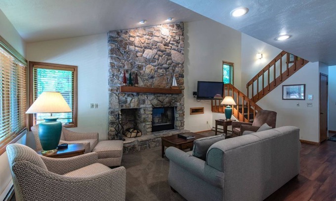 Baileys Harbor Condominio | Elegant 2BR Condo with Lake View, Balcony, and Sauna