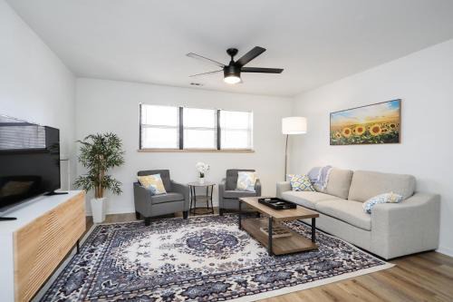 Manhattan Apartamento | Elegant 2BR Escape in Manhattan with WiFi & Parking