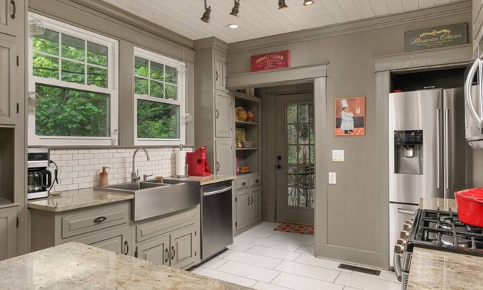North Chattanooga Casa | Elegant 2BR North Chatt Bungalow-AMAZING Location!