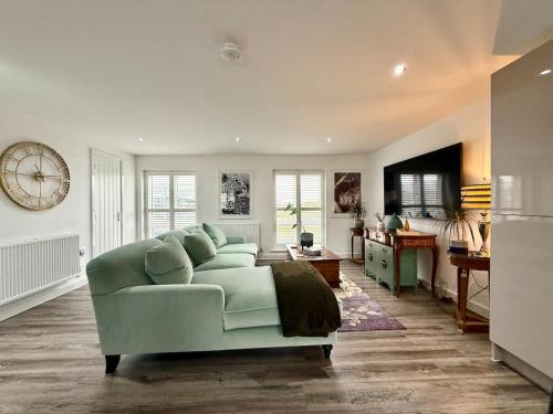 Cleedownton Apartamento | Elegant 2BR Retreat- Longbridge Shops, Rail & Hills