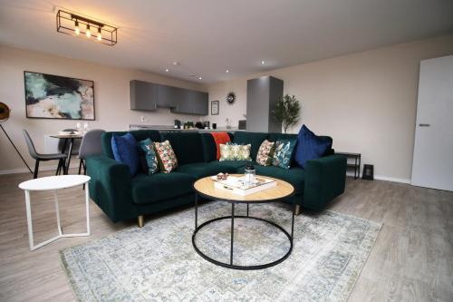 Taunton Apartamento | Elegant 2BR w/Pool Table in Prime Location
