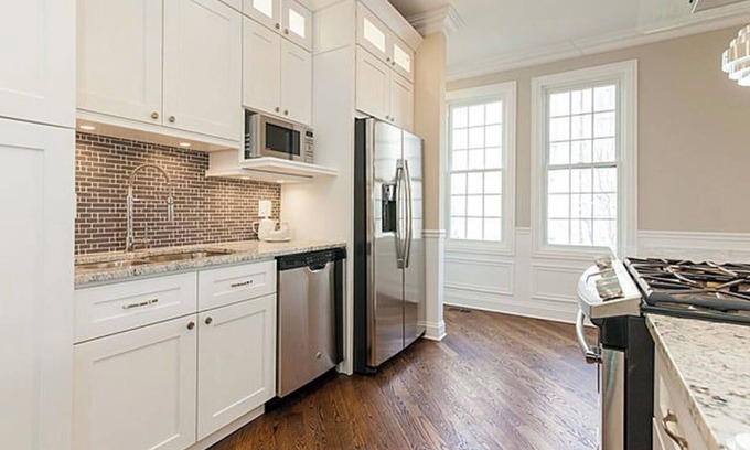 Irving Park Casa | Elegant 3-Bed, 3-Bath Home in Chicago <25-minutes to O’Hare & Downtown + Parking
