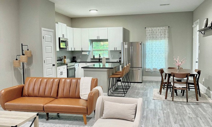 Cedar Crest Casa | Elegant 3-Bedrm Retreat in Prime Dallas Location w/ fully fenced yard and garage