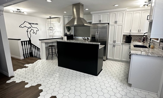 Algoma District Casa | Elegant 3 Bedroom Home, With Pool table, Foosball Table, and Sauna, and More.