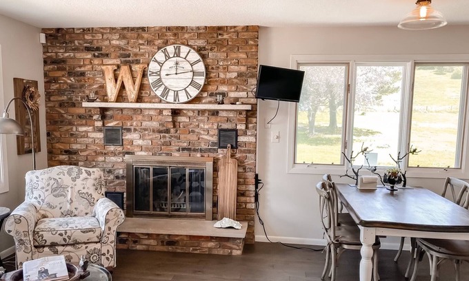 Red Wing Casa | Elegant 3-Bedroom Farmhouse on Vineyard