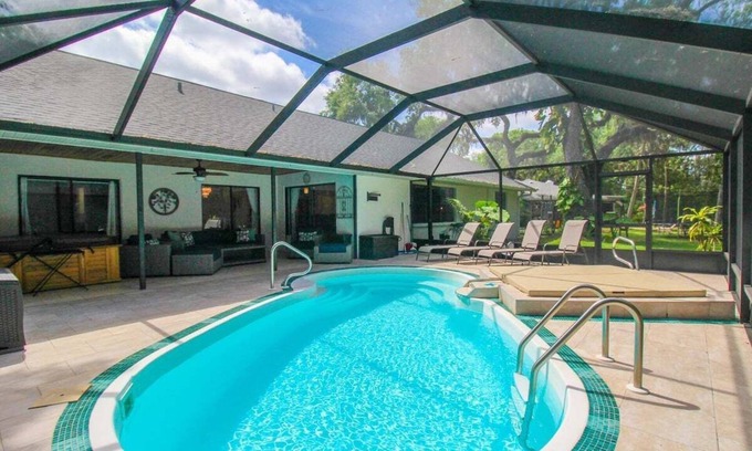 Palmetto Casa | Elegant 3 BR/2 BA Private Pool Home - Florida Oasis