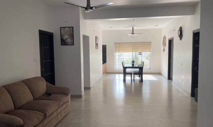 Thiruvananthapuram Apartamento | Elegant 3-BR Serviced Apartment with Full Amenities and Near City Hotspots