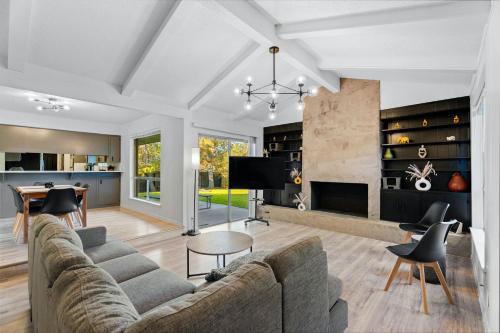 Barton Hills Casa | Elegant 3BR Home l Walk to Zilker