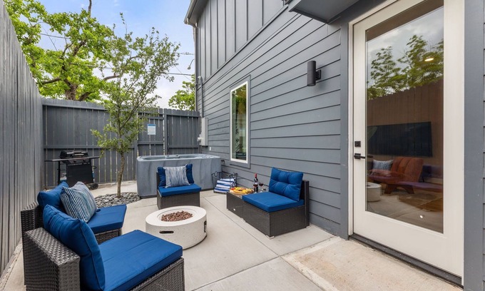 Greater East End Casa | Elegant 3BR Stay 2.5 Baths Soothing Hot Tub