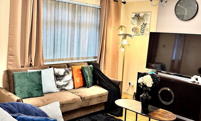 Sittingbourne Casa | Elegant 3Br w/ Free Parking, Garden, Pet Friendly