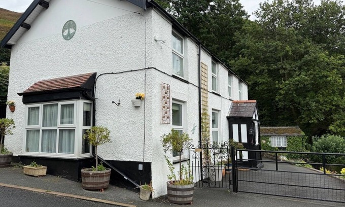 Dwygyfylchi Casa | Elegant 4-Bed Pet-Friendly Retreat in Snowdonia