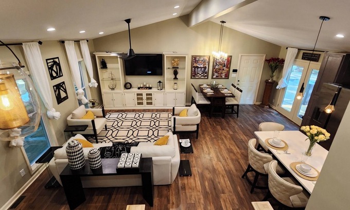 Cliftondale Casa | Elegant 4bdrm/3bth home on Wolf Creek Golf course!