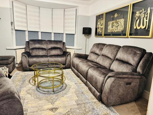 Newcastle-upon-Tyne Casa | Elegant 4BR Home: Stylish Comfort Retreat