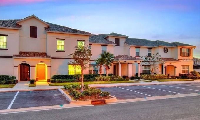 Davenport Complejo | Elegant 4BR Oasis Resort Villa near Disney - Pool, BBQ & Pet friendly