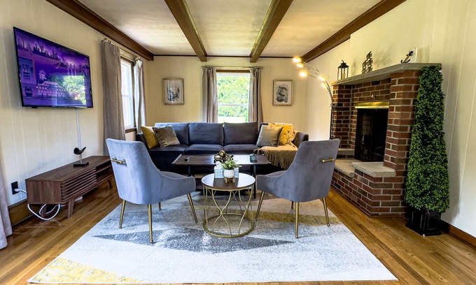 Princeton Casa | Elegant 4BR Princeton Escape Game Rm Big Yard