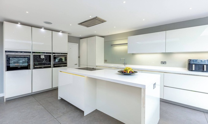 Northcote Casa | Elegant 4BR Semi-Detached Terraced House Batterseann
