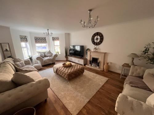 Runnymede Casa | Elegant 5 Bed 5 Bath Home
