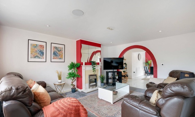 Langley Marish Casa | Elegant 5-Bed Home w/ Garden & Parking - Slough