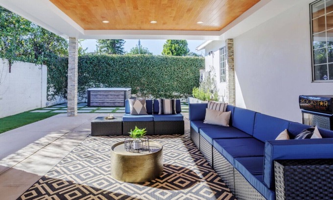 Valley Glen Casa | Elegant 5 Bedroom Hot Tub Private Parking