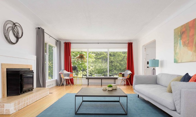 Departure Bay Villa | Elegant 5 Bedroom Ocean view House