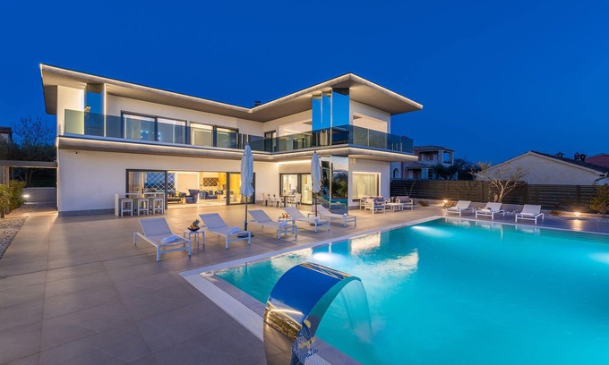Kastelir Villa | Elegante villa con piscina climatizada de agua salada e interiores elegantes cerca de la costa