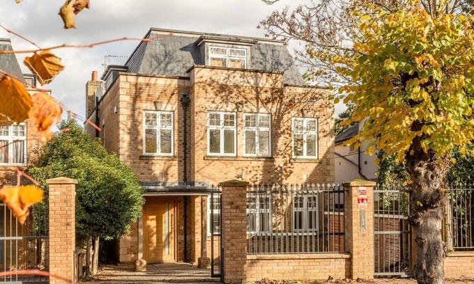 Finchley Church End Casa | Elegant 5BR/4BA w/Gym/Cinema/Games
