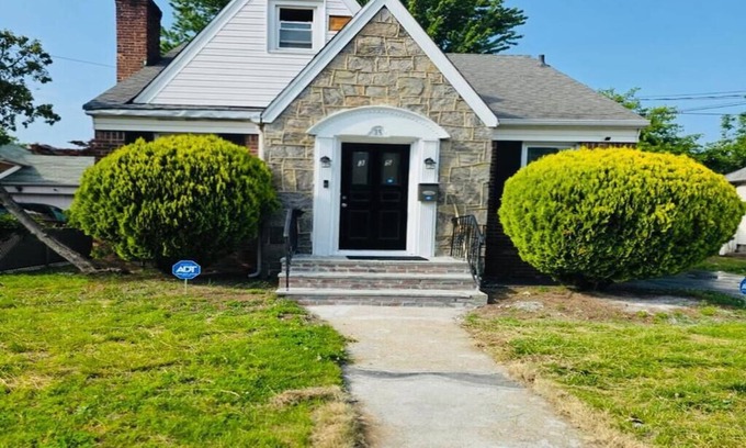 Valley Stream Casa | Elegant 5BR Family Oasis – 5 Mins to JFK, Walk to Mall & Train, Free Parking!