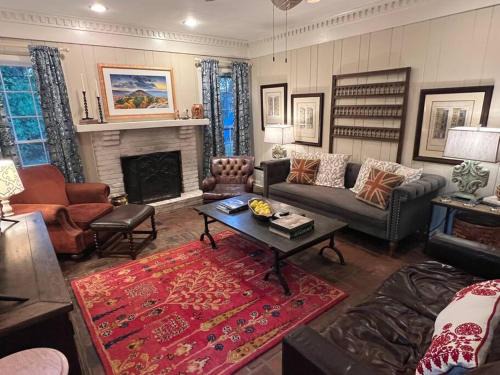 Audubon Park Casa | Elegant 6 Bedroom Home in Heart of Memphis