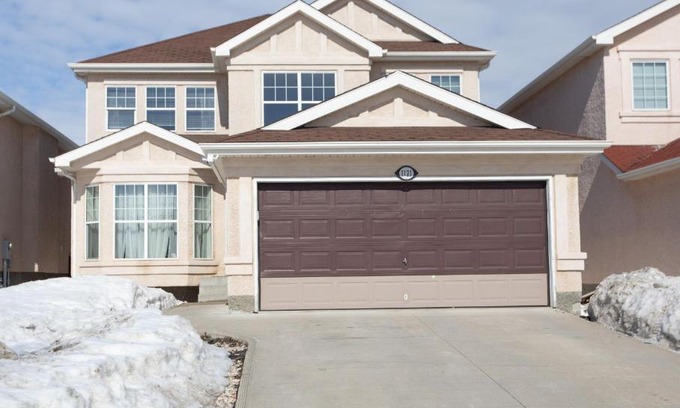Fort Gary Casa | Elegant 6 Bedroom House Near U of Manitoba