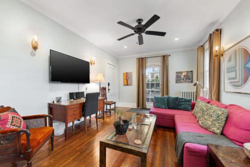 Charlotte Apartamento | Elegant and Colorful 1BR with Covered Porch