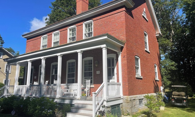 Portland Casa | Elegant and efficient Island home 4 miles from downtown Portland