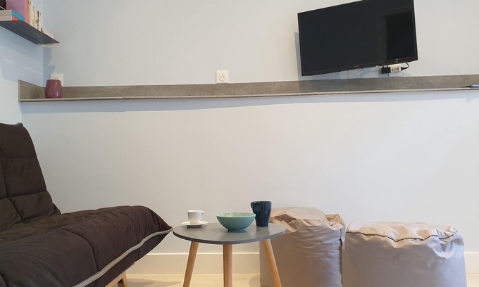 Granville Apartamento | Elegant and functional 2-room studio, 5 minutes from the train station and 10 minutes from the beach!