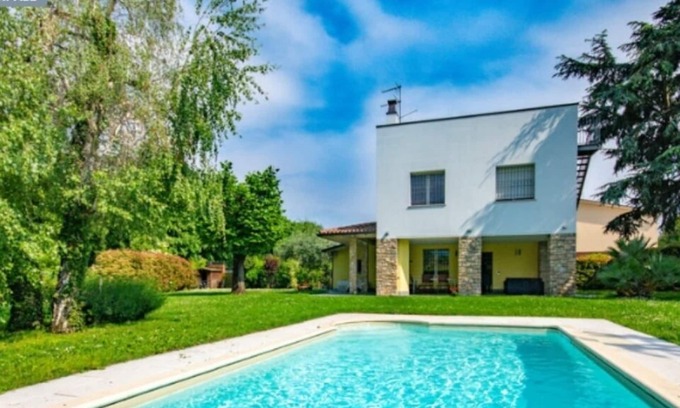 Pieve Vecchia Villa | Elegante y moderna villa para dirigir a m50 desde el lago con jardín, piscina privada.