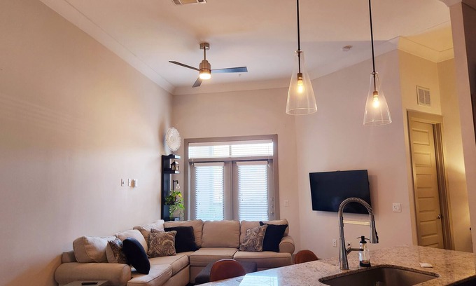Garland Apartamento | Elegant and Modern property in a family friendly community.