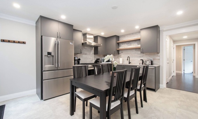 District of North Vancouver Casa | Elegant and Roomy Forest Getaway