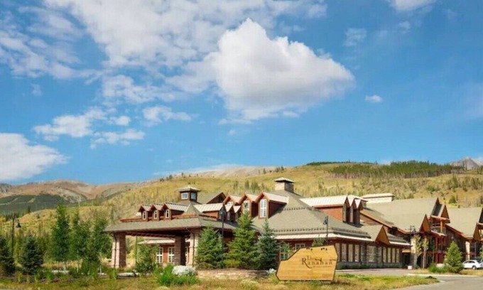 The Highlands Cabina | Elegant and spacious one-bedroom villa full kitchen, large hot tubs, and more.