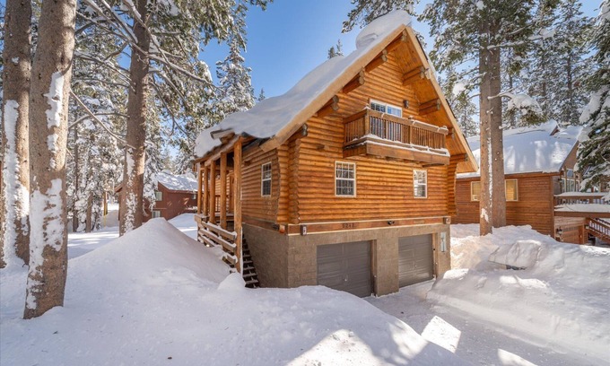 Serene Lakes Casa | Elegant and Spacious Log Cabin - walk to trails and beach, mins to Sugarbowl.