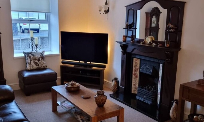 Bont Newydd Casa | Elegant and Spacious Four Bedroomed Residential House, Great place to anchor to visit Snowdonia and