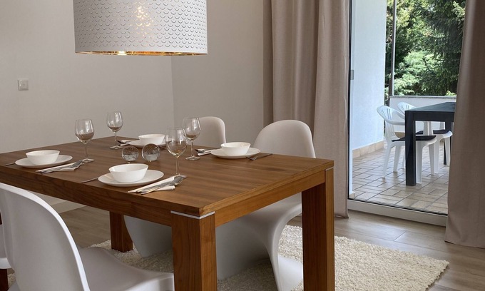 Hanau Apartamento | Elegant apartment with balcony and outdoor seating area with two parking spaces