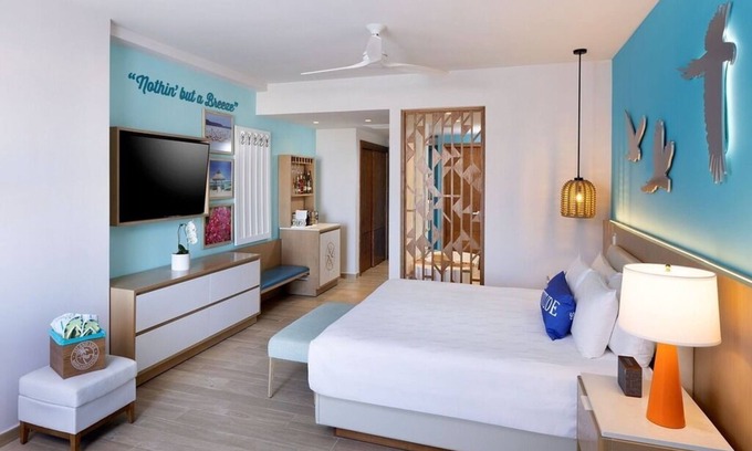 Punta Cana Apartamento | Elegant Art Suite: Freestanding Tub, Rainforest Showers, and Premium Benefits