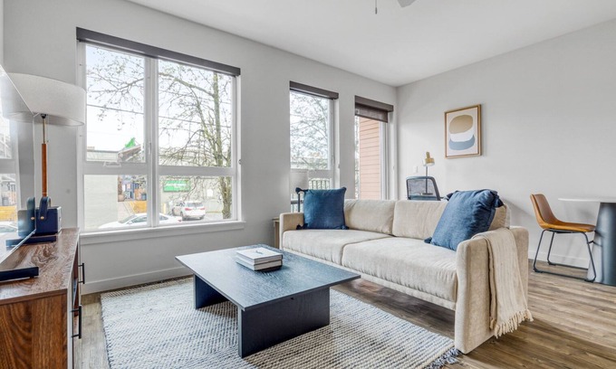 West Woodland Apartamento | Elegant Ballard 1BR w/ BBQ, Lounge & W/D, onsite retail, by Blueground
