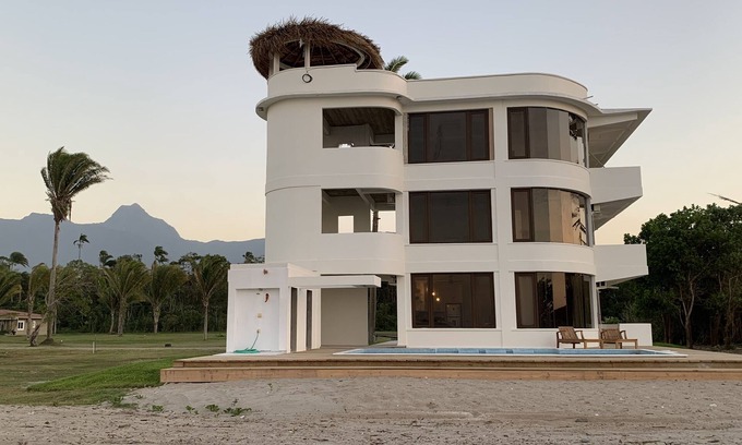 El Porvenir Condominio | Elegante villa frente a la playa con piscina, unidad individual
