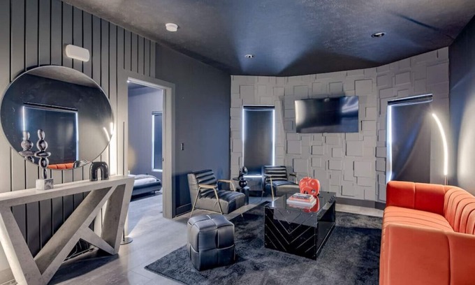 Lincoln Casa | Elegant Black Modern Getaway