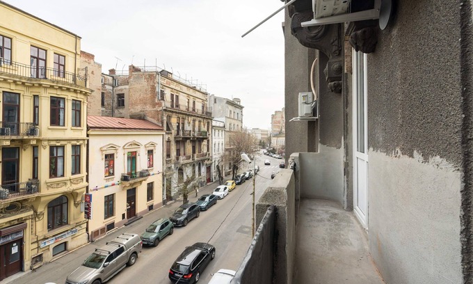 Bucharest City-Centre Apartamento | Elegant & Bright 2BR Condos - Steps from Old Town