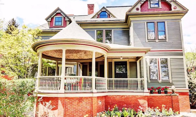College Hill Casa | Elegant, bright and beautifully appointed Victorian home near Brown and RISD