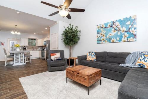 Townsend Casa | Elegant Cades Cove Condo with Community Pool