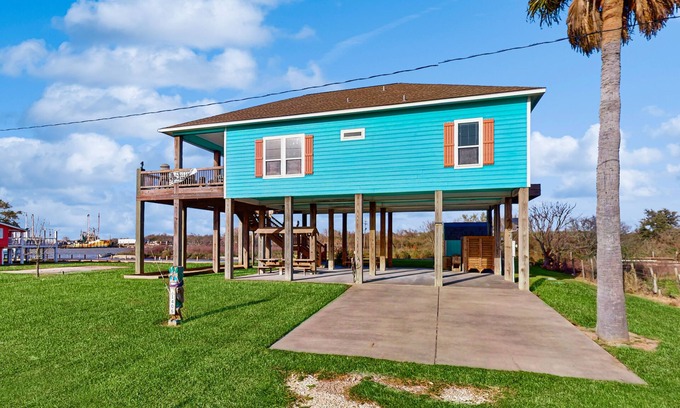 Galveston Casa | Elegante casa frente al canal con muelle nuevo, hoguera, plataforma y kayaks, ¡cerca de la playa!